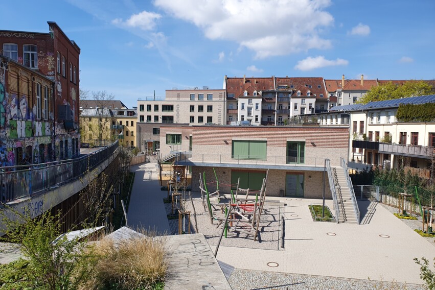 SOS Hof mit Werk II SOS Hof mit Werk II