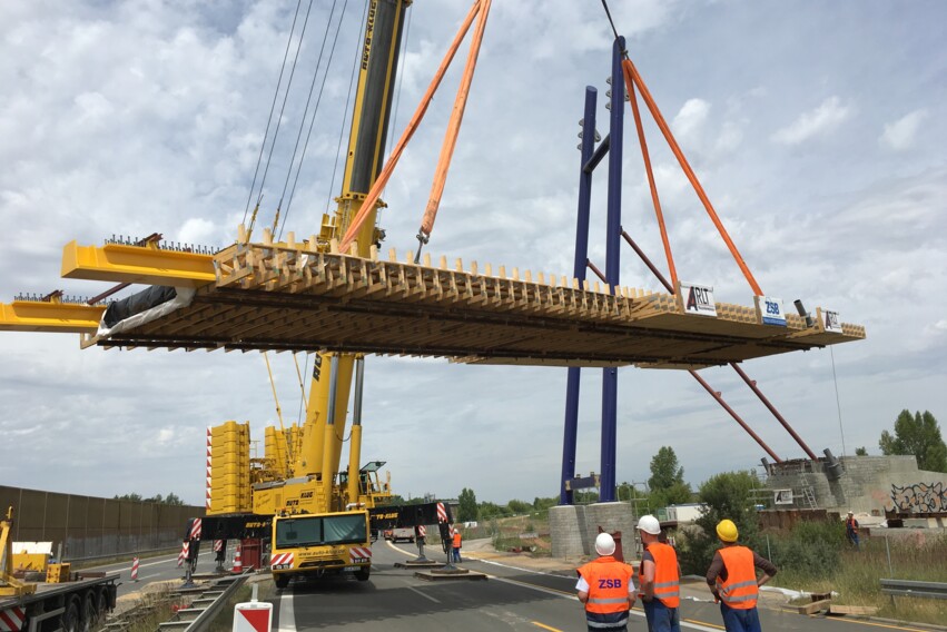 Pylonbrücke Bild 03_Montage Fahrbahn Pylonbrücke Bild 03_Montage Fahrbahn