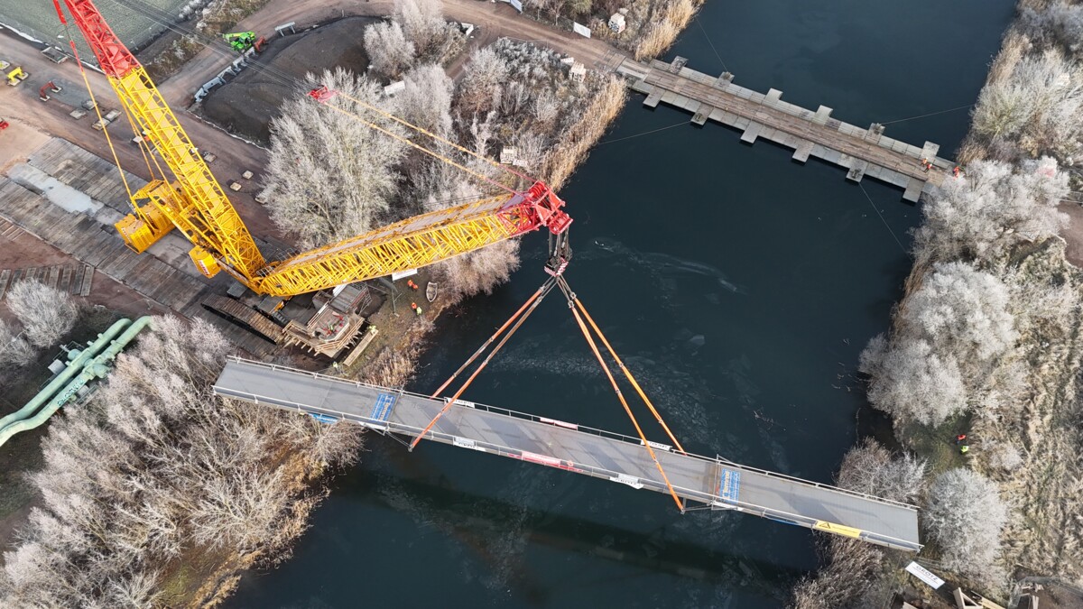 Br&uuml;cke Ruderkanal Einheben Br&uuml;cke 2