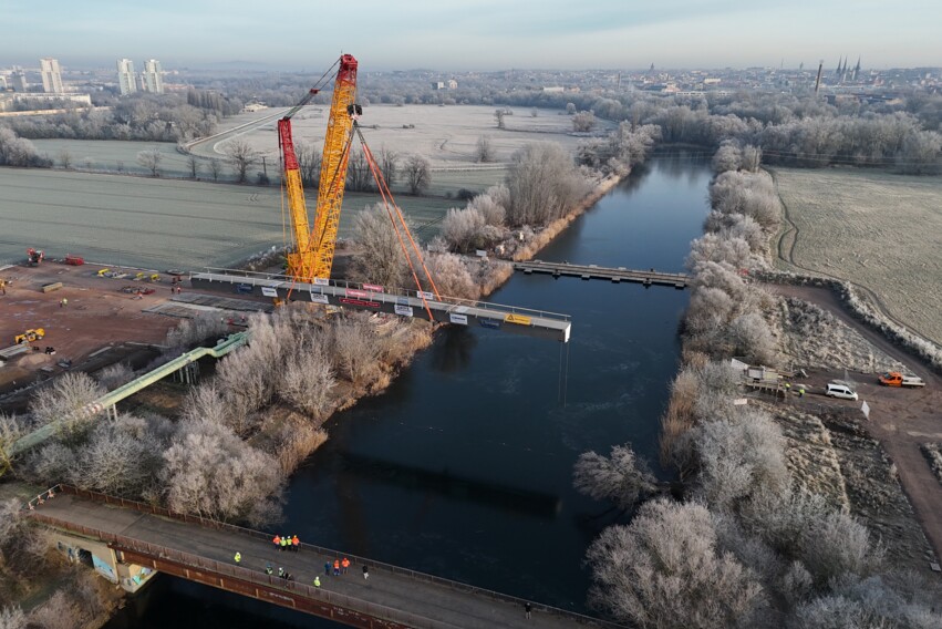 Br&uuml;cke Ruderkanal Einheben der Br&uuml;cke 1