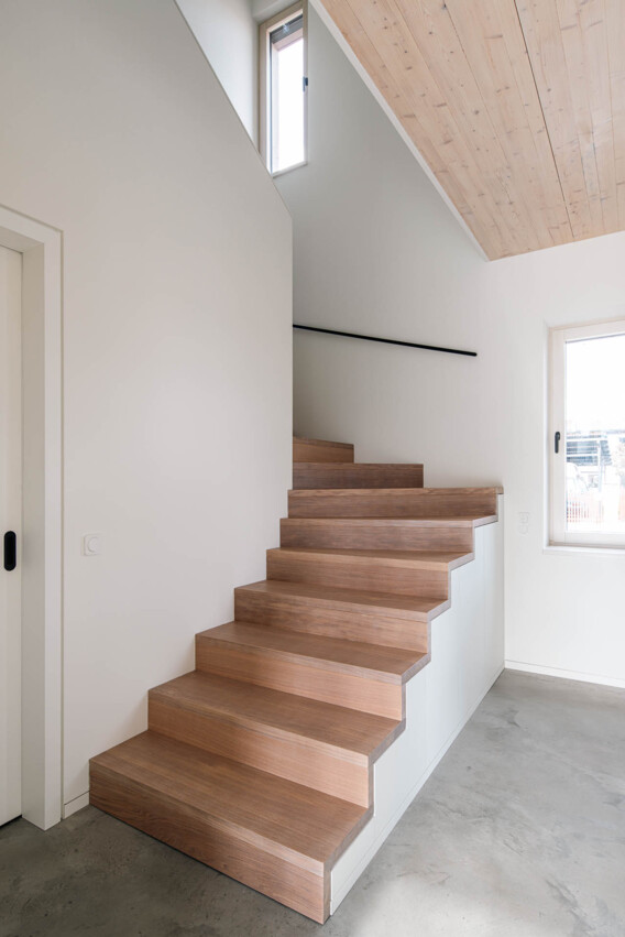 Sonnenwinkel - Flur mit Holztreppe und -decke Sonnenwinkel - Flur mit Holztreppe und -decke